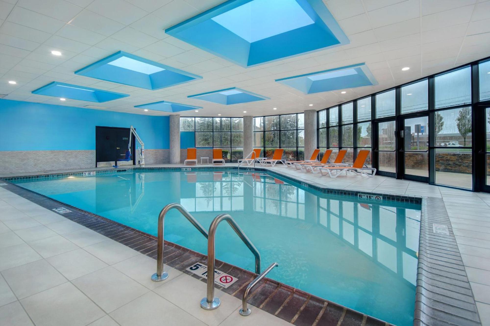 Hotel Crowne Plaza Auburn Hills By Ihg Exterior foto