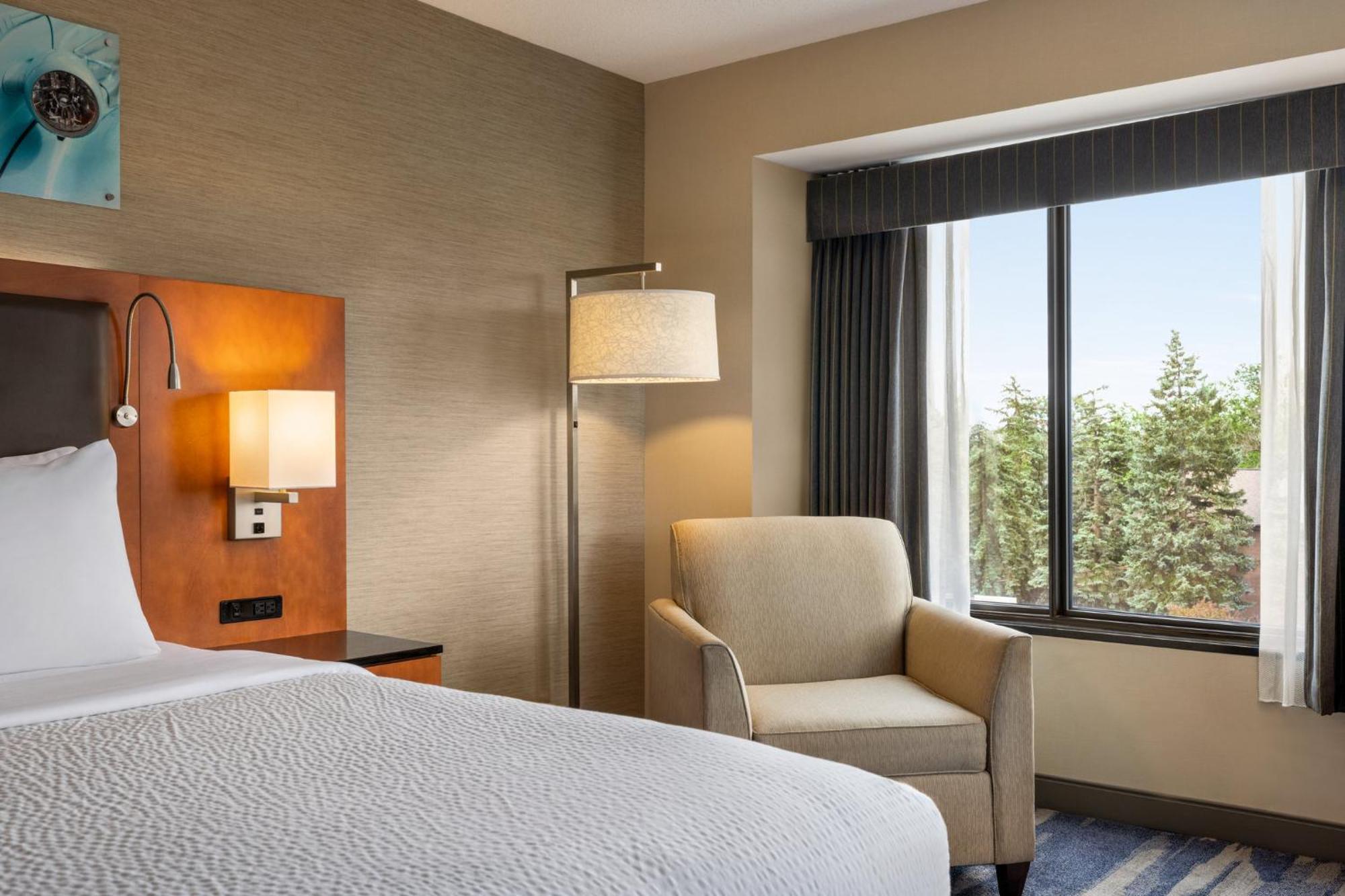 Hotel Crowne Plaza Auburn Hills By Ihg Exterior foto